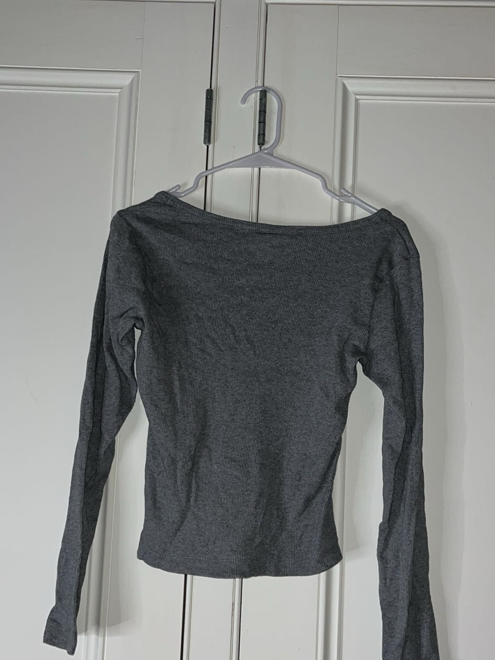 Universal Thread Gray Ribbed V-Neck Long Sleeve Top - Picture 2 of 3